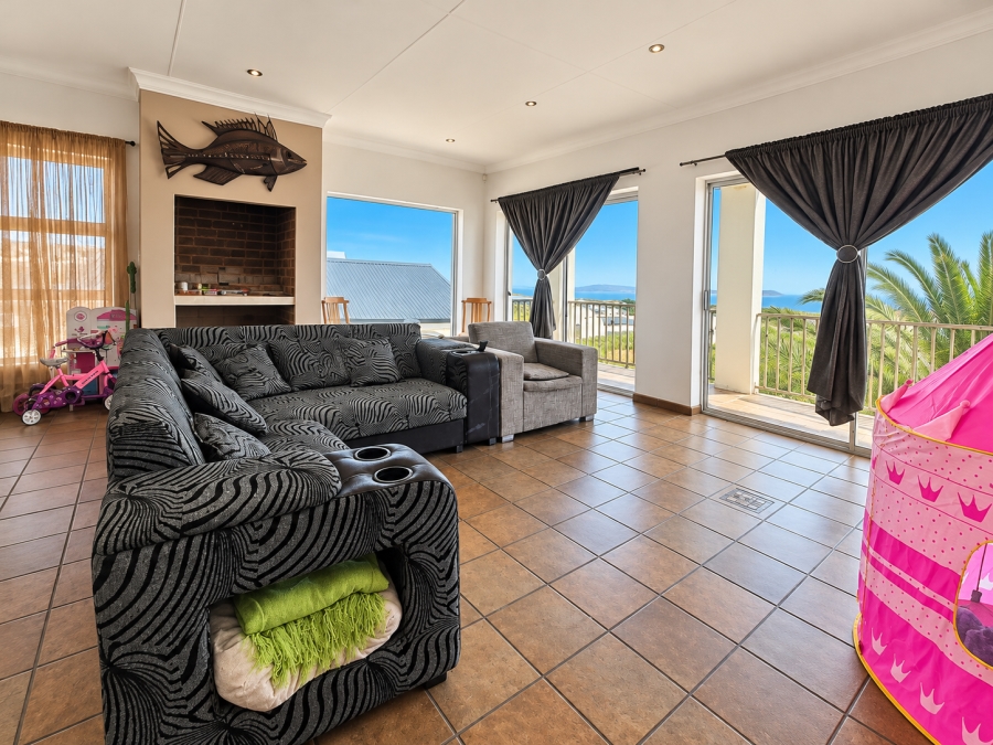 To Let 4 Bedroom Property for Rent in Hoogland Western Cape